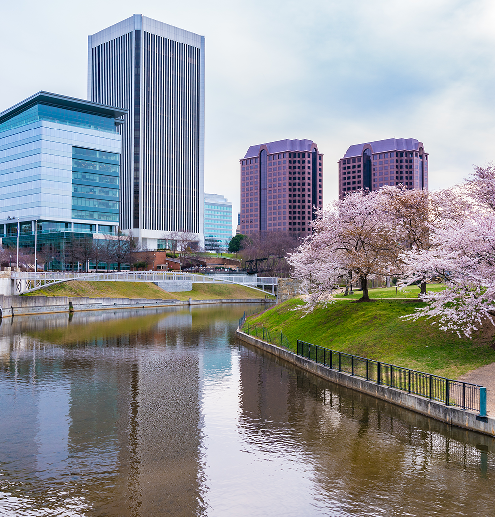 downtown Richmond, Virginia skyline na may mga puno ng cherry blossom na namumulaklak